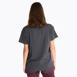 Remera de manga corta Merrell color gris oscuro, con cuello redondo y diseño holgado. Presenta un estampado gráfico frontal en tonos rosados y blancos con la inscripción "Merrell Outdoor".