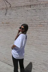 Remera gris de manga corta, corte oversize y cuello redondo.