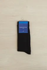 Medias de vestir negras, caña media, con textura acanalada.