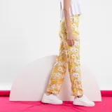 Pantalón de mujer color beige con estampado floral en amarillo y blanco, de corte recto y tiro alto.