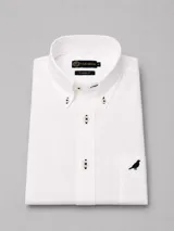 Camisa de algodón twill color blanco de corte clásico, con cuello button-down, bolsillo en el pecho con detalle bordado y botones en tono contrastante con costuras en cruz.