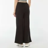 Pantalón de chándal negro de corte ancho con cintura elástica y cordón ajustable.