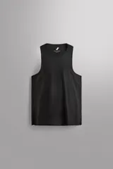 Musculosa deportiva Zara Athleticz de tejido ligero y elástico con paneles laterales de malla transpirable. Presenta cuello redondo, sisas amplias y bajo con aberturas laterales.