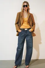 Jeans de tiro medio confeccionados en denim con efecto lavado, diseño de pernera curva y corte recto. Cuenta con cinco bolsillos, trabillas en la cintura y cierre frontal con cremallera y botón metálico.
