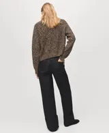 Pantalón jeans de corte wide leg en color azul oscuro, con tiro medio y ruedo con dobladillo ancho.