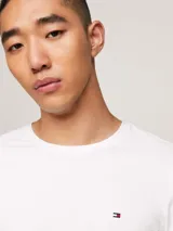 Remera blanca de manga larga Tommy Hilfiger, corte extra slim, cuello redondo y logo bordado en el pecho.