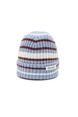 Gorro tipo beanie de punto acanalado con diseño de rayas horizontales en tonos celeste, blanco y marrón. Presenta un doblez en el borde y una etiqueta de marca cosida en el frente.