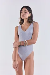 Body gris de morley con lycra, escote en V y sin mangas.