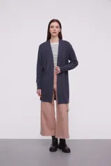 Saco abierto de punto, color gris claro, con diseño holgado y mangas largas.