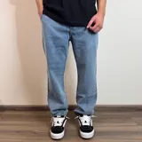 Jean de corte baggy en color negro con efecto lavado, de tiro medio y ajuste holgado en las piernas.