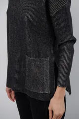 Buzo de tejido de punto acanalado en color beige, con cuello redondo, mangas largas y un bolsillo frontal aplicado en la parte inferior.