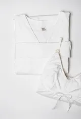 Set maternal compuesto por un camisón y una bata de algodón, diseñado para brindar comodidad durante el embarazo, la lactancia y el postparto.