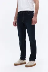 Jean de corte recto y tiro medio con efecto lavado, confeccionado en tejido de algodón con spandex. Cuenta con cierre frontal, botón y pasacintos.