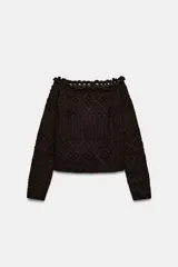 Jersey de punto color marrón oscuro con diseño de ochos y rombos, escote tipo barco con borde decorativo en ondas y manga larga.