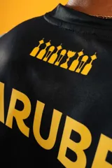 Camiseta de fútbol Puma del Club Atlético Peñarol, modelo Away Jersey Dandelion, color amarillo con finas líneas horizontales negras y detalles en negro en cuello y mangas. Incluye el logo de Puma, el escudo del club y el sponsor Antel en el frente.