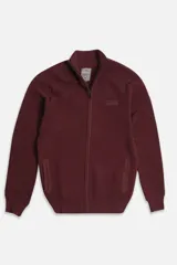 Campera tejida de algodón en color bordó, con cierre frontal completo, cuello alto y logo bordado en el pecho.