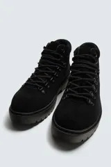 Bota de caña baja con acabado en serraje, horma redonda y suela track con volumen.