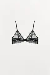 Sujetador triangular negro de encaje con bordados florales, escote pico, tirantes finos ajustables y cierre de ganchos en la espalda.