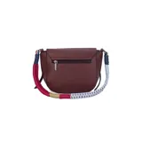 Cartera tipo bandolera negra de formato compacto, con solapa frontal, líneas curvas y correa de hombro tejida multicolor en tonos turquesa y fucsia.