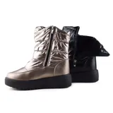 Bota casual negra de caña media con plataforma y taco corrido.