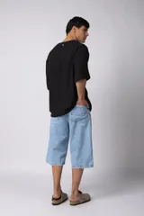 Remera de corte oversize confeccionada en tejido texturado tipo lino, de color beige, con cuello redondo amplio y mangas cortas de calce relajado.