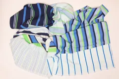 Pareo de viscosa con diseño a rayas verticales en tonos azul marino, azul claro, celeste, verde lima y blanco.