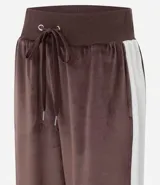 Pantalón wide leg de textura afelpada en color marrón, con cintura elástica ajustable mediante lazo y raya lateral en contraste.