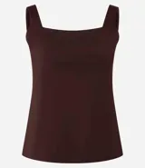 Blusa básica sin mangas marca Cortelle, confeccionada en poliamida, con escote cuadrado y tirantes medianos.