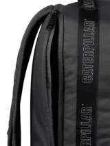 Mochila unisex de diseño técnico en color gris oscuro, fabricada en poliéster ripstop. Cuenta con un compartimento principal amplio, bolsillo frontal con cierre y panel organizador interno, bolsillos laterales de malla y detalles reflectantes.