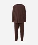 Pijama largo masculino de la marca Viko, confeccionado en fleece de color marrón, con textura suave. Compuesto por remera de manga larga con cuello redondo y puños ajustados, y pantalón tipo jogger con cintura elástica con cordón de ajuste y bolsillos.
