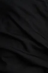 Remera negra de manga larga en punto suave, con ajuste entallado, cuello drapeado con tiras anchas estilo fular y laterales fruncidos.
