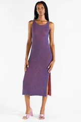 Vestido midi sin mangas de punto con hilo lurex bicolor azul y rojo, de corte ajustado y aberturas laterales en el bajo.