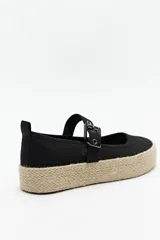 Zapatilla verde con tira ajustable y hebilla metálica, suela de yute con plataforma de 3,5cm.