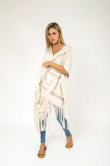 Chal o pashmina color crema con detalles de cintas tejidas en tonos beige y flecos largos.