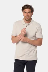 Remera polo de piqué, color azul, de manga corta con cuello en Rib y botones personalizados.