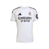 Camiseta de fútbol Adidas del Real Madrid, modelo primera equipación temporada 25/26. Diseño blanco con detalles en negro y dorado. Incluye logo de Adidas, escudo del club y sponsor Emirates Fly Better en el frente.