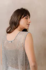 Top de red translúcido con aplicaciones de strass, sin mangas, de corte holgado y escote redondo.