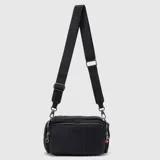 Cartera tipo bandolera de color negro, con múltiples compartimentos con cierre y correa ajustable con logo de la marca estampado.