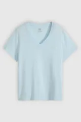 Remera celeste de manga corta con escote en V y corte clásico.