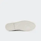 Championes Reebok Classics Court Retro blancos con detalles en gris y azul.
