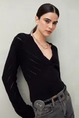 Cinturón negro de símil cuero con diseño western, apliques metálicos circulares y hebilla cuadrada grabada.