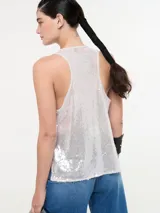Musculosa plateada con lentejuelas y breteles finos.