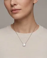 Collar de acero con dije cuadrado de nácar rodeado de circonias y cadena de eslabones finos.