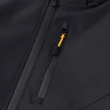 Chaqueta negra con capucha extraíble y ajustable, confeccionada con tecnología Storm Blocker+ para protección contra agua y viento. Cuenta con cierre frontal completo, bolsillos laterales y en el pecho con cremalleras impermeables, y logo de la marca en contraste amarillo.