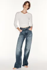 Jeans de tiro alto y estilo wide leg, con diseño de cinco bolsillos, lavado oscuro con efecto desgastado, pierna ancha larga y bajo sin costuras.