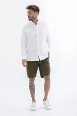 Camisa blanca de manga larga con cuello abotonado.