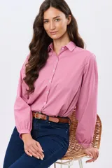 Camisa de manga larga con estampado a cuadros vichy en color rojo y blanco, cuello camisero, cierre frontal con botones y puños con frunces.