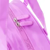Portacosmético de diseño rectangular con bordes redondeados, confeccionado en material textil color lila. Cuenta con doble cierre superior y asas fijas para transporte manual. Presenta el logo de la marca grabado en el centro del frente.