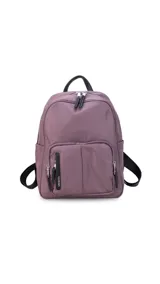 Mochila de nylon color verde oliva, con cierre principal y dos bolsillos frontales con cierre. Tiene correas de hombro ajustables en color negro y asa superior de agarre.