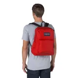Mochila JanSport Superbreak roja con logo de la marca en el frente, bolsillo frontal con cierre y bolsillo lateral para botella.